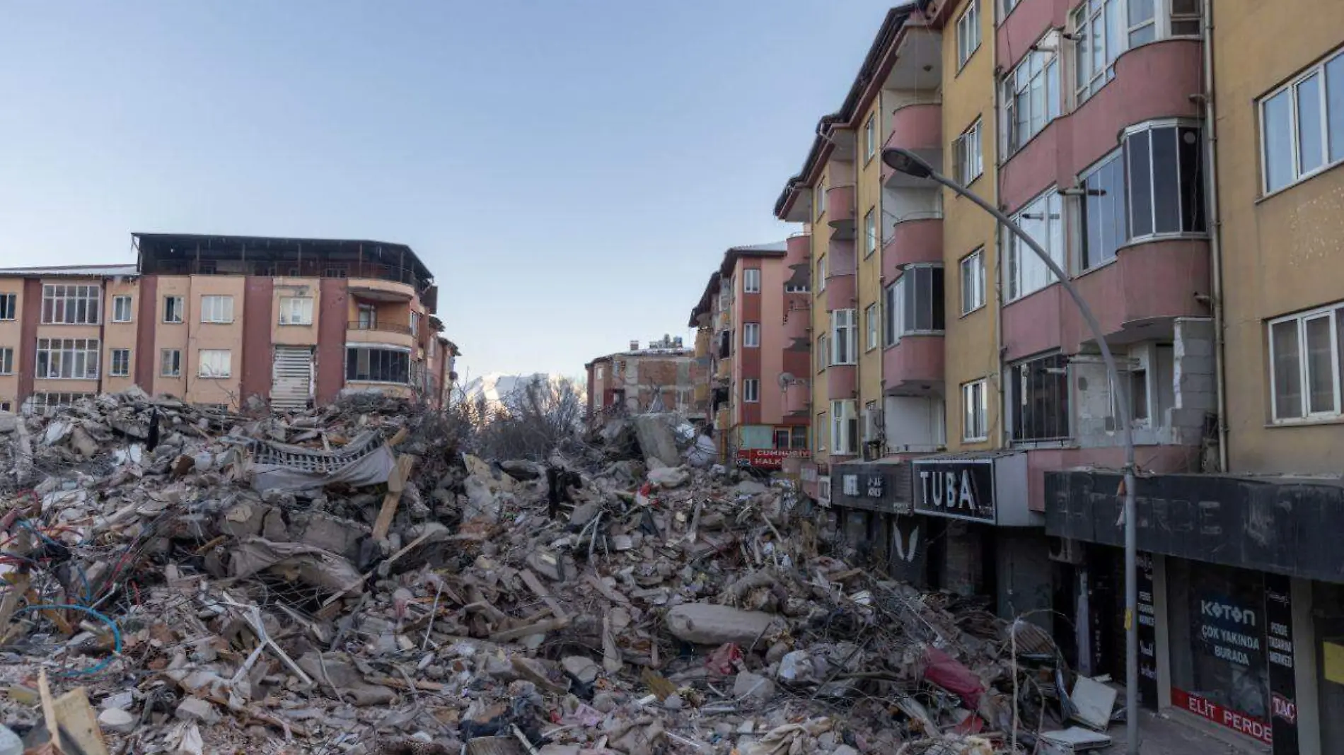 Turquía encarcela a 54 implicados en derrumbe de edificios tras terremotos